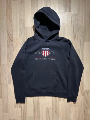 Gant hoodie - Mörkblå hoodie ifrån gant med ett nice broderat märke 