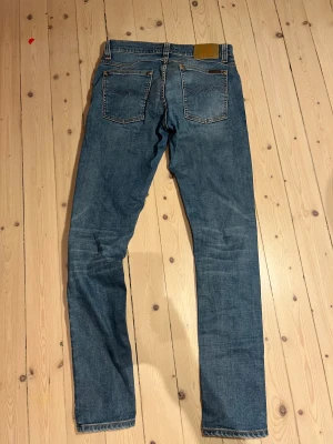Nudie jeans. - Säljer nu dessa feta nudie jeans, skicket är 9/10 använt fåtal gånger. Inga slitningar riktigt schyssta!. Storlek W29 och L32 . Modellen är slim fit och heter tight terry. Priset ej hugget i sten, tveka ej att fråga vid funderingar