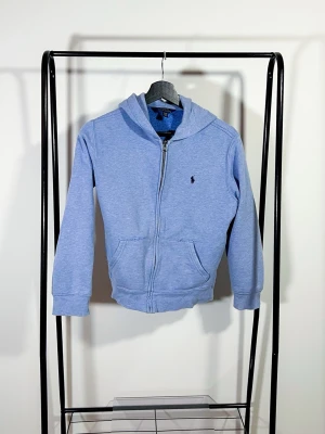 POLO RALPH LAUREN HOODIE - Ljusblå - 10-12år - 146-152 - Okej skick - POLO RALPH LAUREN HOODIE - Ljusblå - 10-12år - 146-152 - Okej skick - Inga synliga defekter