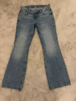 Weekday Nova ljusblå  - Weekday Nova low waist slim bootcut leg jeans i spelen 27/32 (W27 L32) Använda ett par gånger men inte mycket. Inte slita. Skickas nytvättade. Nypris: 590kr