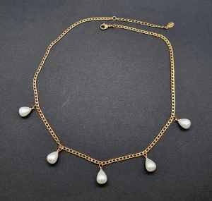 Stilfullt halsband  - Stilfullt halsband med pärlor.  Material-rostfritt stål.  Kedjetjocklek-3mm 