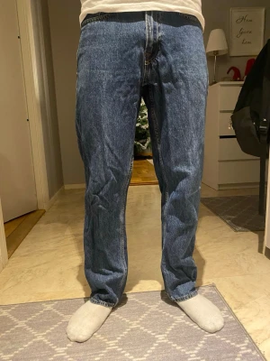 Vailent blå jeans straight fit - Klassiska jeans i blå tvätt med rak passform och normal midja. jeansen är i xs som motsvarar W28 L30 Jeansen har fem fickor och är tillverkade i slitstarkt denim. Perfekta för dig som gillar en tidlös och chill look.
