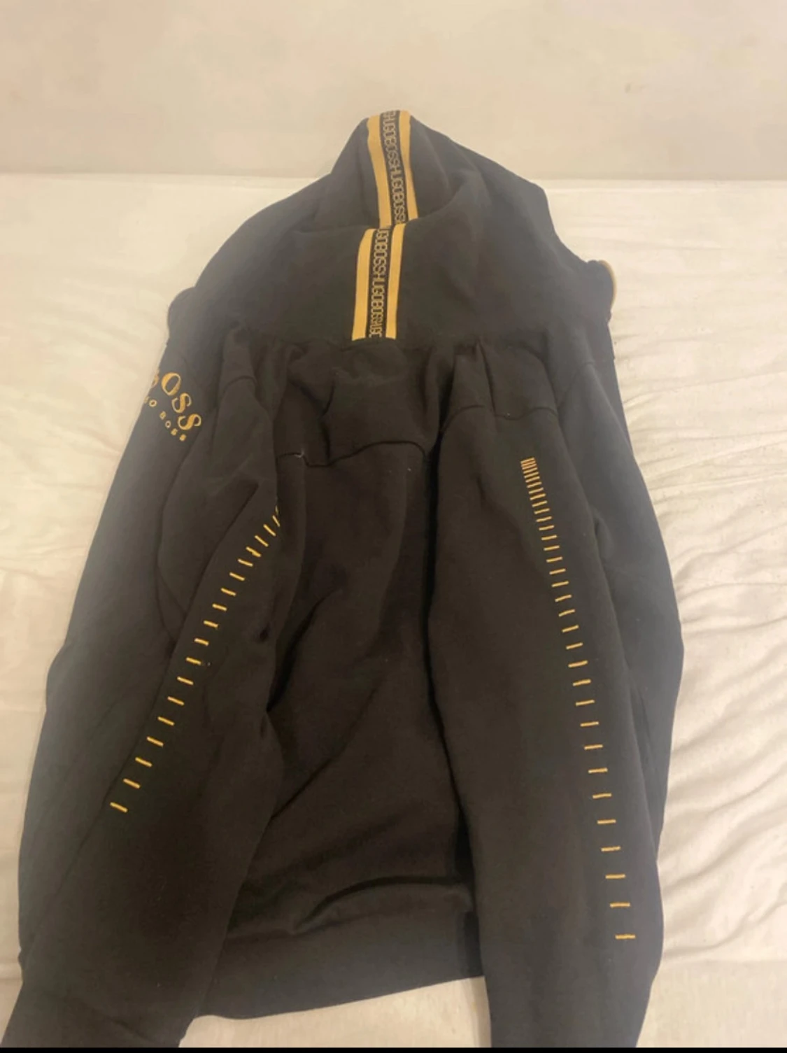 Svart hoodie från Hugo Boss med gul dragkedja - 3