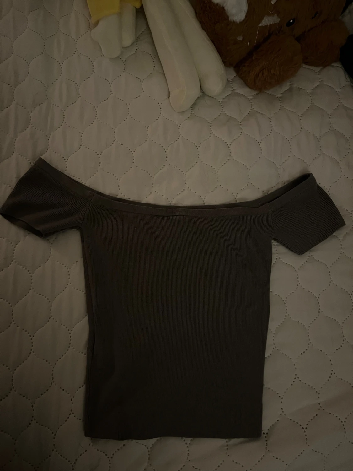 Mörkgrå ribbad offshoulder topp - 1