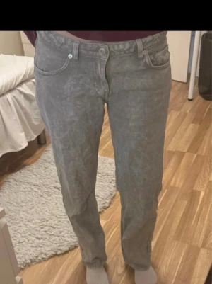 Gråa lågmidjade jeans weekday  - Säljer ett par grå lågmidjade jeans från weekday med coolt marmorliknande tvätt. Klassisk femficksmodell och rak passform. Jeansen är tillverkade i jeansmaterial. Perfekt för dig som gillar en unik look och vill sticka ut.                       Jag är ca  165 cm lång!!!
