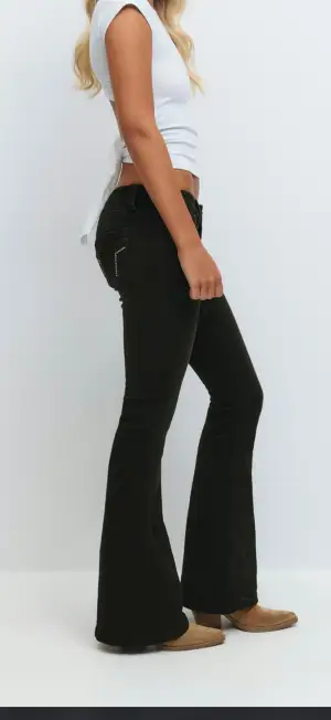 14+ for real low tall jeans. Endast använt jeansen en gång. Dem är långa i längden och är i storlek S. 🖤jeansen är slutsålda på hemsidan.