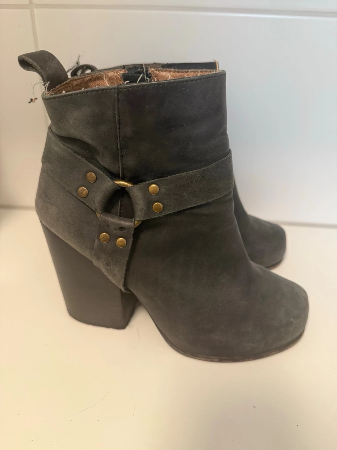 Svart/grå boots med klack 