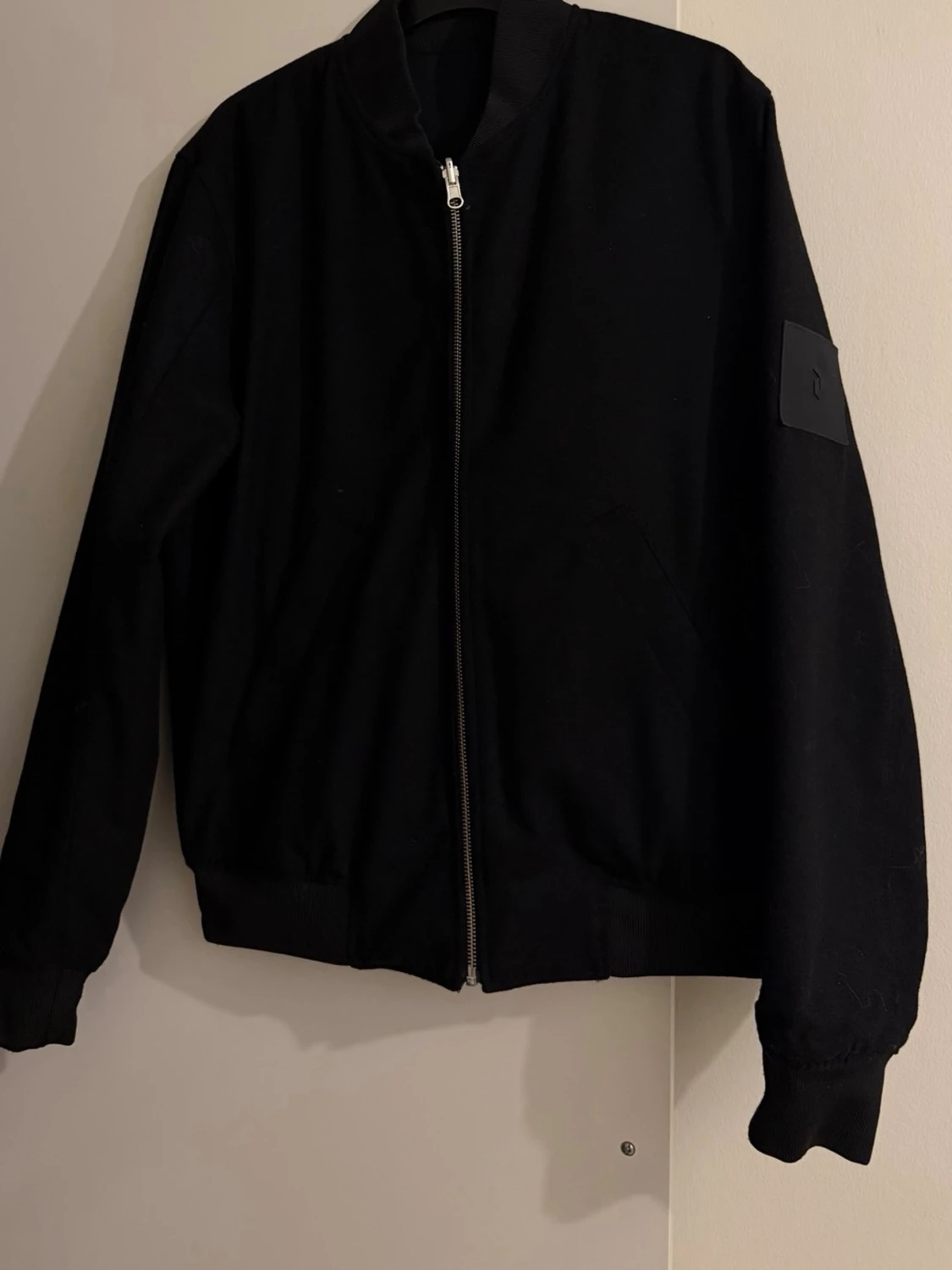 Svart bomberjacka från Peak Performance