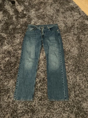 Blå levis 555 33/32 - Snygga levis jeans som är i väldigt bra skick jeansen är i storlek 33W och 32L, hör av dig om du har några frågor🤗