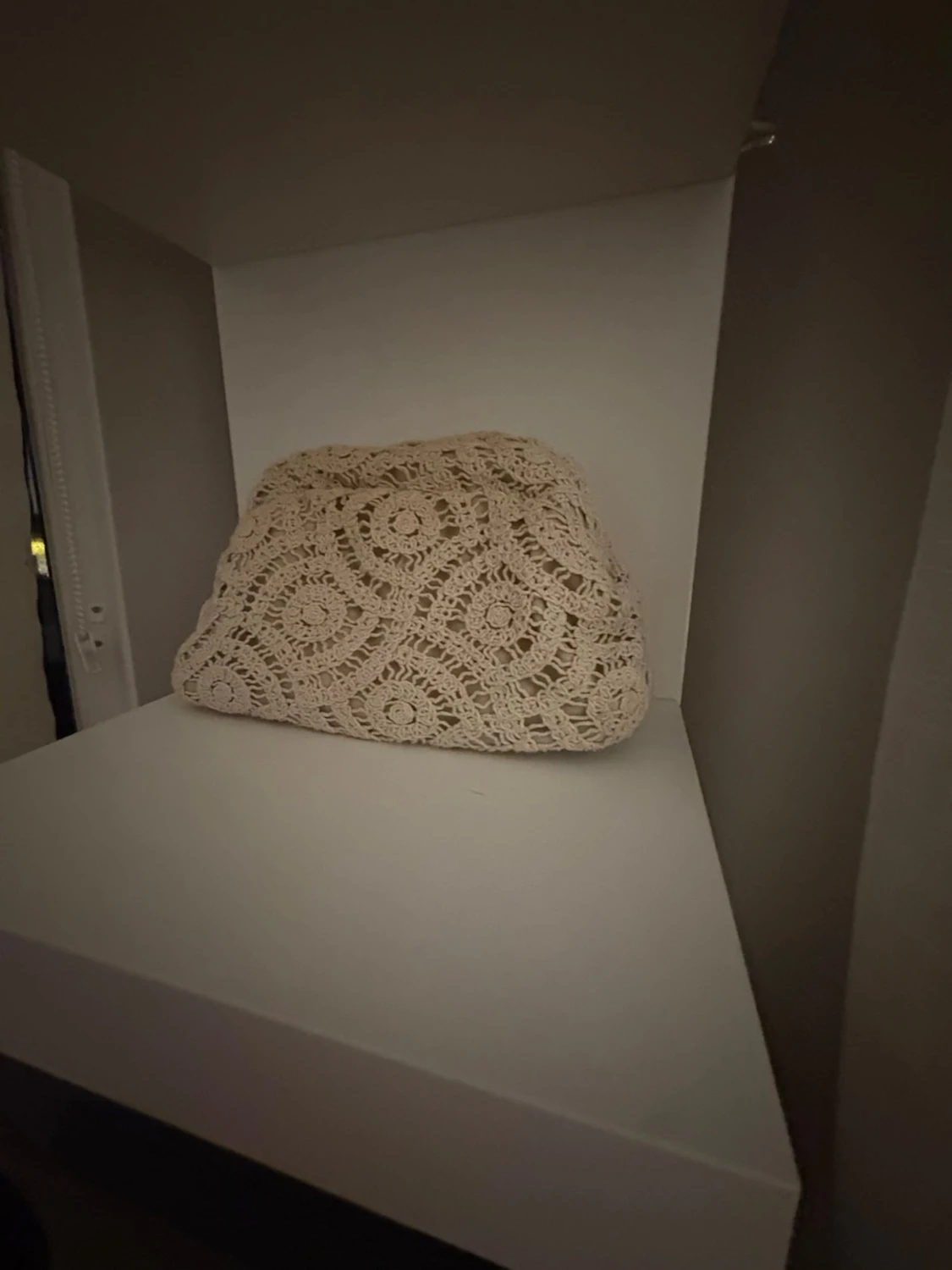 Beige virkad kuvertväska - 1