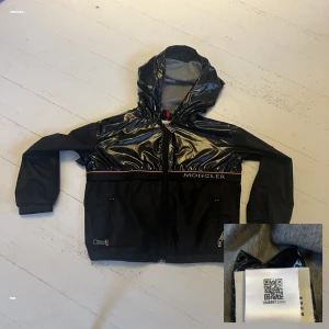 En fin äkta moncler 7/8Y - Verifierad  - Fin Moncler-jacka i storlek 7/8 år. Äkthetsbevis via QR-kod (code.moncler.com). Fint skick – inga hål eller fläckar.  💸 Pris: 400  (kan diskuteras) 📦 Kan skickas