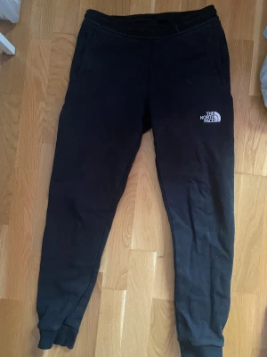 Mjukisbyxor,jeans - Säljer av lite kläder som inte passar. Kom med pris