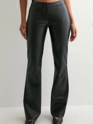 Low Waist Flare PU Pants Black - Lågmidjade skinnbyxor från Nelly. Helt nya med prislapp, nypris 500kr. Svarta i storlek 34/XS