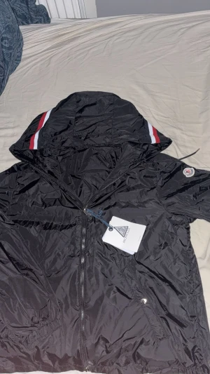 Moncler windbreaker - Säljer min Moncler windbrekar som är beställd av en leverantör va inte tanken att jag skulle köpa den först så därför säljer jag den. Passar dig som är ungefär 185 tvär fet🙌🏾hör av er i dm vid frågor eller vad som helst.😋