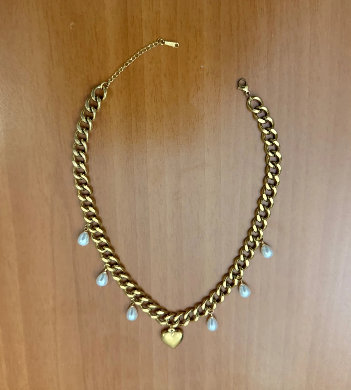 Guldigt halsband med hjärthänge och droppformade pärlor - 1