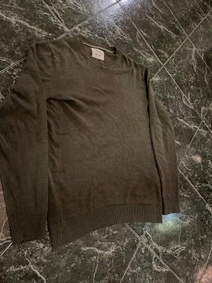 Grön crew neck - Säljer denna cortefiel tröja i färg ljusgrön. Spanskt märke.  Storlek S. Inga hål eller defekter. Nypris runt 1000kr. Hör av dig vid flera frågor eller bilder.
