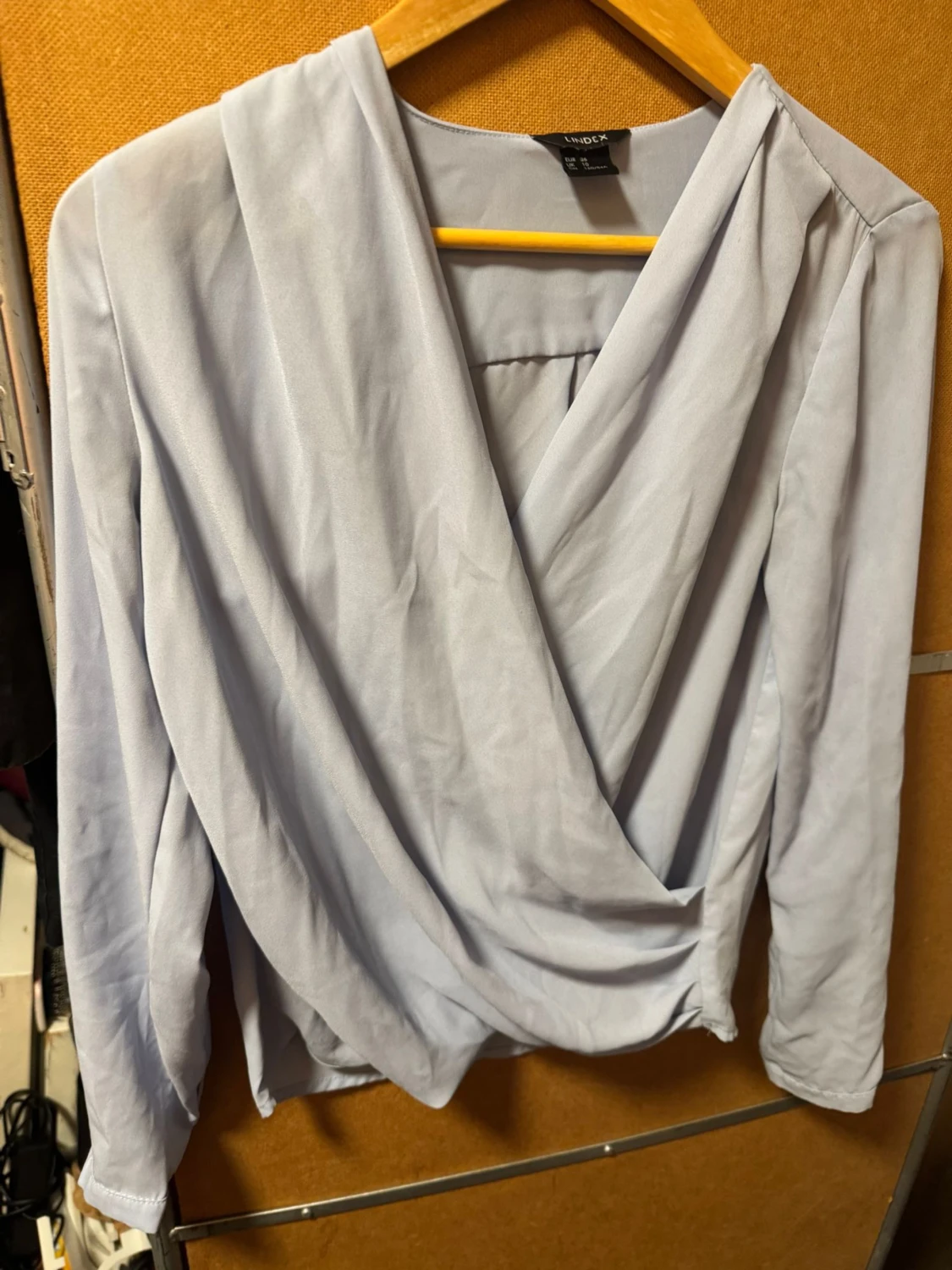 Ljusgrå/ blå omlottblus från Lindex - 1