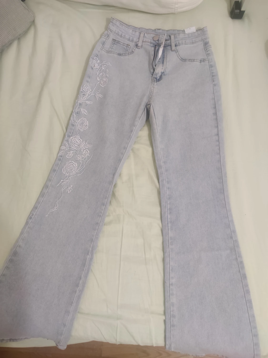 Ljusblå jeans med brodering