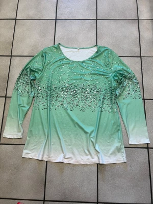 Blus storlek L oanvänd  - Blus storlek L oanvänd 