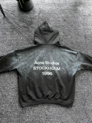 Acne Studios Hoodie  - En svart acne studios hoodie i nyskick, knappt använd. Storlek L, skick 10/10. Pris går att diskutera✅