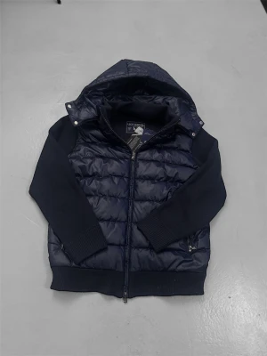 Navy Cardigan från Leon Marcel - Kan köpas via www.leonmarcel.eu eller här😁