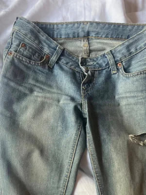 Blå superlågmidjade jeans for Levi’s - Snygga ljusblå jeans från Levi’s! Skulle säga att storleken är 25/32 men står inte inuti. Köpte jeansen här på Plick och är hennes bilder men de ser exakt likadana ut nu! Hör av er om ni vill ha fler bilder mm💓⭐️