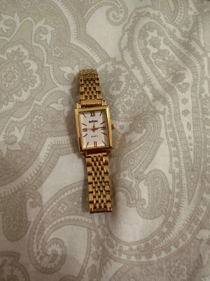 Klocka - Fin klocka som är guld färgad. 