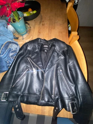 Skinnjacka från Zara - Snygg skinnjacka från Zara 💓 Använd, men fortfarande i fint skick! Lite sliten på vissa ställen, se bilder. Storlek S