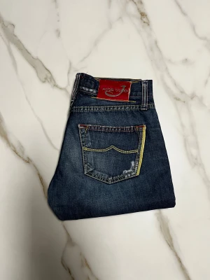 Jacob Cohen Jeans - Säljer nu ett par riktigt feta Jacob Cohen jeans. Storlek W27 men sitter som W30, längd 94 cm (från midjan och ner). Om du har några funderingar så är det bara att fråga på! ❇️