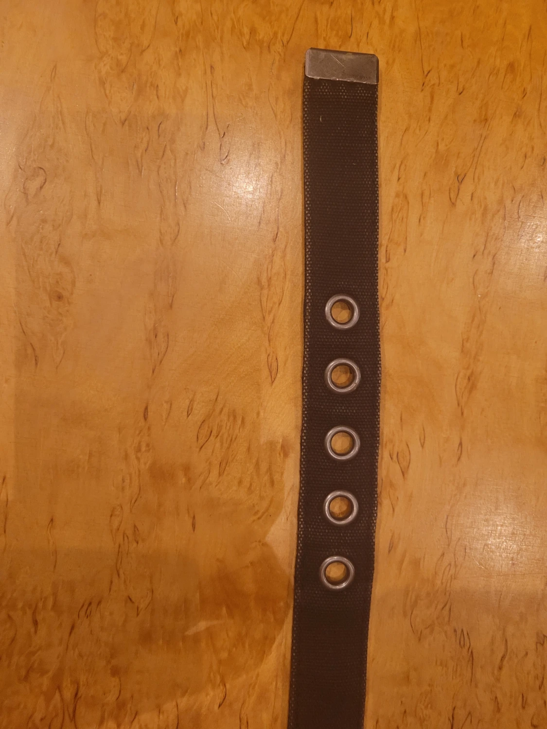 Svart nitbälte med metallhål - 1