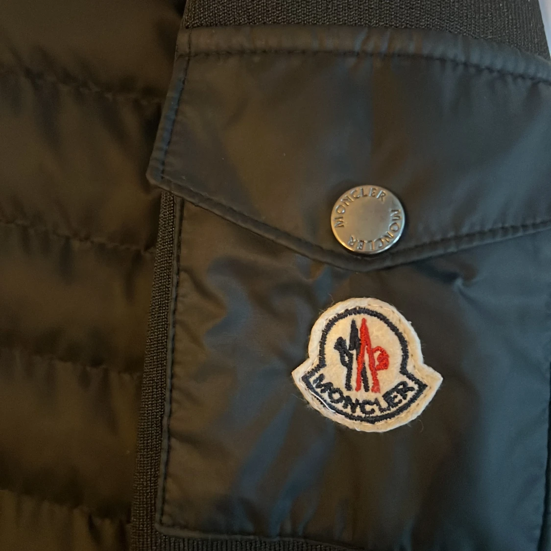 Svart dunjacka från Moncler. - 2
