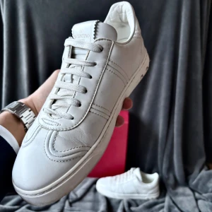 Valentino flycrew skor - Vakentino rockrunner skor | originalstorlek: 38, sitter mer som 39, fråga innermått vid osäkerhet | ingår: box