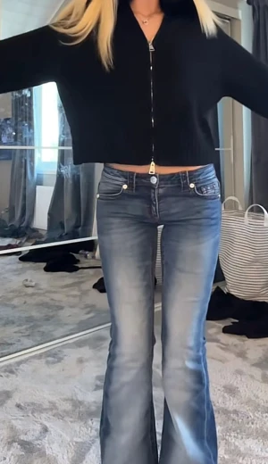 Gina tricot low waist bootcut jeans - Säljer ett par blå bootcut jeans med snygga slitningar och tvättade detaljer. Dom är knappt använda och har inga skador.Jeansen har låg midja, klassiska fem fickor och dekorativa sömmar på bakfickorna. Perfekt passform med lite utsvängda ben för en cool look. 