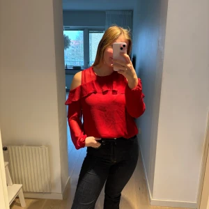 Röd tröja - Röd top från H&M. Storlek 40.