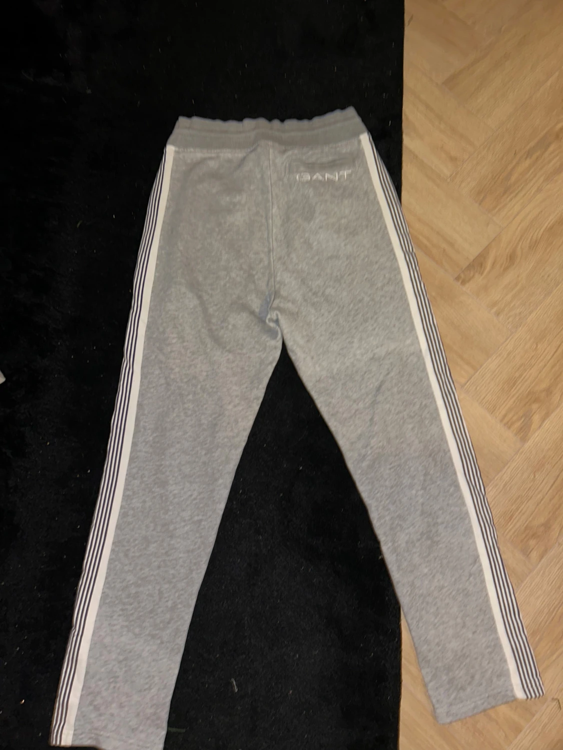 Grå mjukisbyxor från GANT med ränder - 1