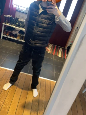 Wrangler jeans - **Stilrena jeans i toppskick!** Snygga och bekväma jeans som sitter perfekt och funkar till allt. Använda sparsamt och utan slitningar. Normal passform, klassisk tvätt och bra stretch. Perfekt för dig som vill ha ett par fräscha och mångsidiga jeans! Kan tänka mig att pruta ner priset på de också.