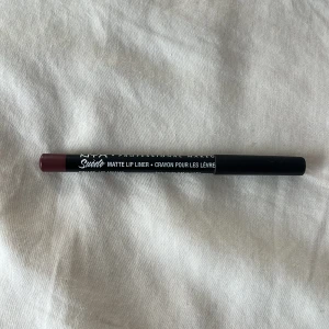 NYX Suede Matte läppenna Los Angeles - NYX Suede Matte Lip Liner i färgen Los Angeles, använt några ggr annars i bra skick