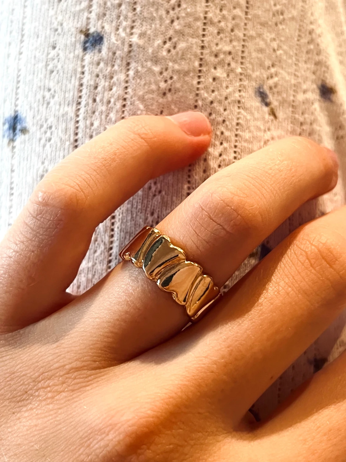 Guldiga chunky ringar med blomma - 1