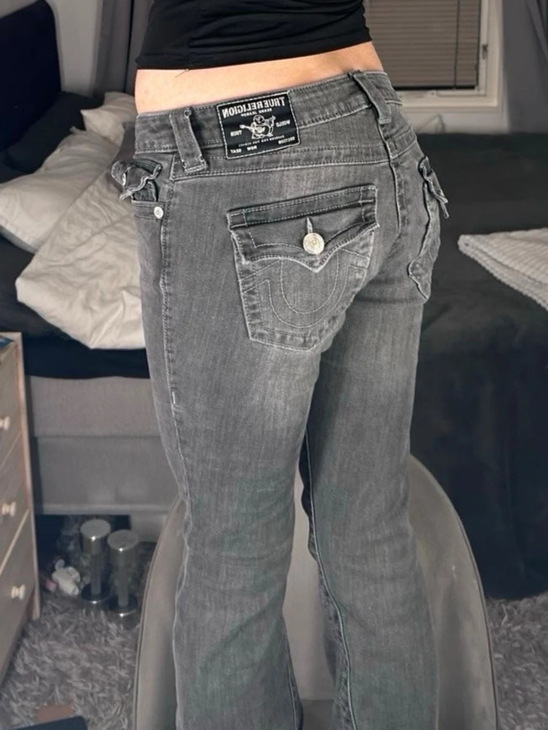 Grå bootcut jeans från True Religion - 1