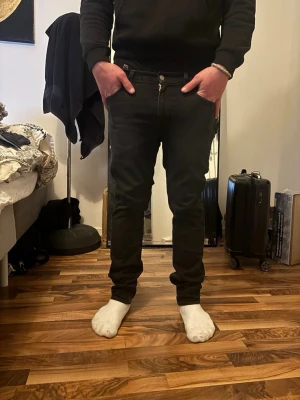 Svarta Levi's 511 jeans herr - Säljer ett par svarta Levi's 511 jeans med klassisk femficksdesign och smal passform. Jeansen har normal midja, dragkedja och knappstängning. Materialet är mjukt jeans-tyg med stretch för extra komfort. Diskret Levi's-logga på bakfickan. W30 L32. Killen på bilden är 180 cm.