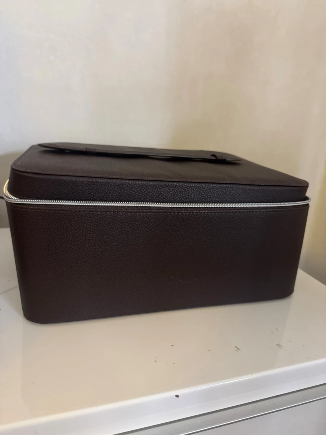 Sminkväska från CAIA i mörkbrunt