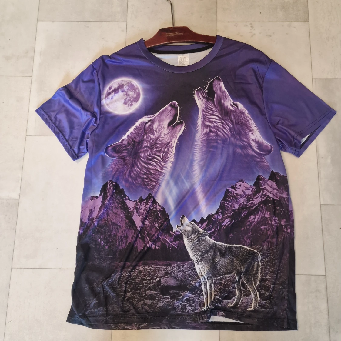 Lila t-shirt med vargar och måne