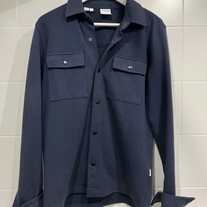 Mörkblå overshirt från Selected Homme - Snygg mörkblå overshirt från Selected Homme med klassisk krage, bara höra av dig vid fundering🫡👏