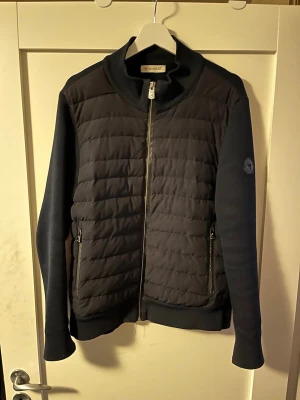 Mörk Blå Moncler Cardigan  - snygg moncler cardigan black patch. Säljer billigt på grund av osäker om äktenhet! Hör av dig vid funderingar