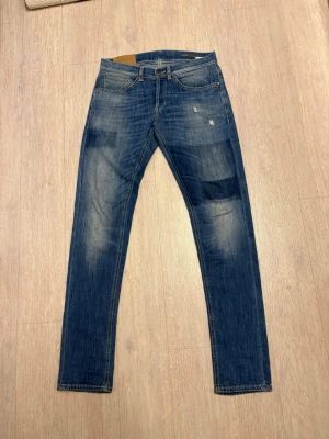 Dondup jeans  - Modell| george| storlek 31| skick 10/10| Perfekta julklappen|Modellen är cirka 180 cm och väger cirka 70 kg|  Pm för mer info eller bilder!