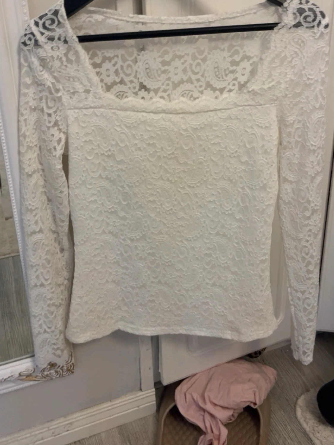 Vit spetsblus med lång ärm