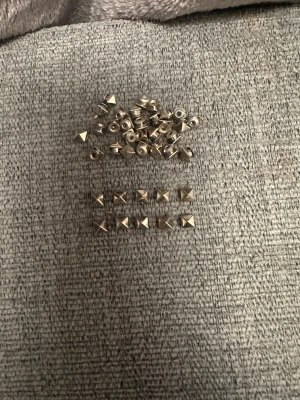 Valentino flycrew nitar.  - Pris 39kr styck men billigare vid högre kvantitet. Vid köp av över 1 nit så skapas en separat annons.