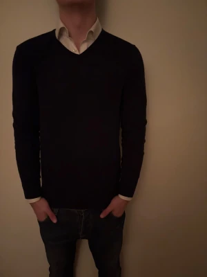 Merino Tröja  - Skön merino tröja funkar bra till skjorta eller utan märket är Riley, Är M i storlek men S Funkar också,skriv vid frågor🔥🔥🔥