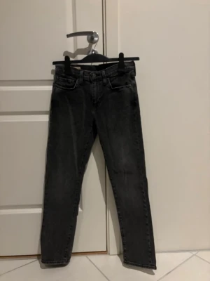 Levi's 511 svarta jeans - Tja. Säljer dessa Levis 511 i svart då de är för små. Jag har använt dom 6 ggr så dom är nästan i helt nytt skick. Sköna jeans för vardagen!