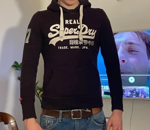 Röd superdry hoodie - Snygg superdry hoodie i storlek S men sitter som XS. Modellen är 186. Hör av dig vid minsta fundering